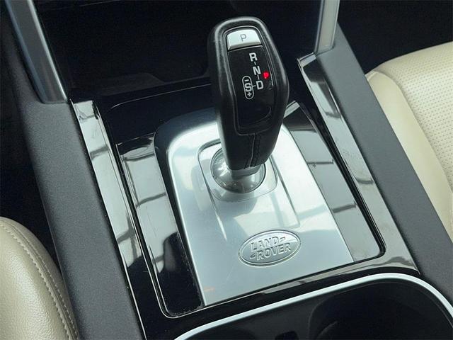 Photo of 2022 White Land Rover Discovery Sport
