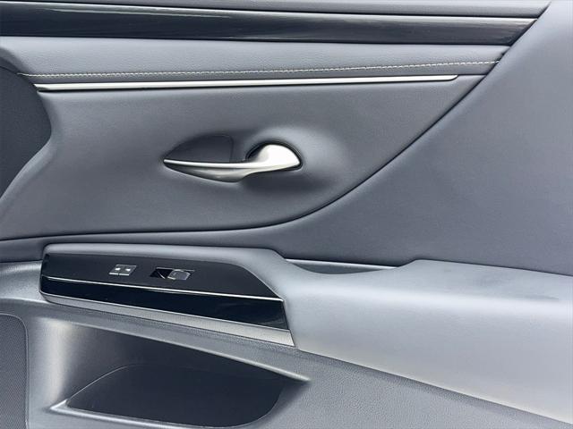 Photo of 2024 Iridium Lexus ES 350