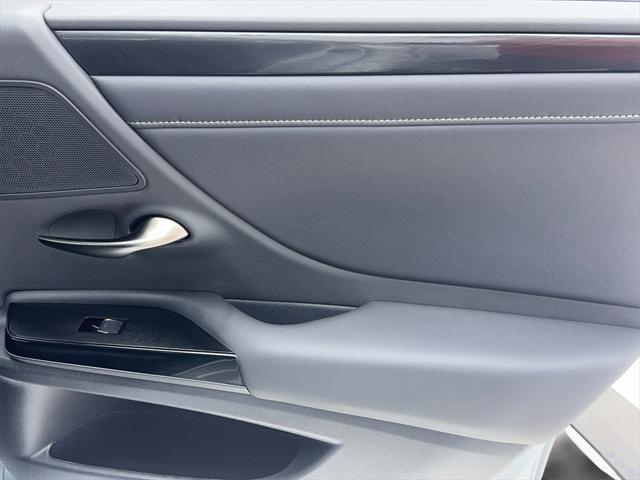 Photo of 2024 Iridium Lexus ES 350