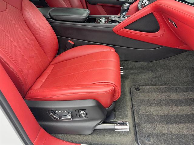 Photo of 2021 White Bentley Bentayga