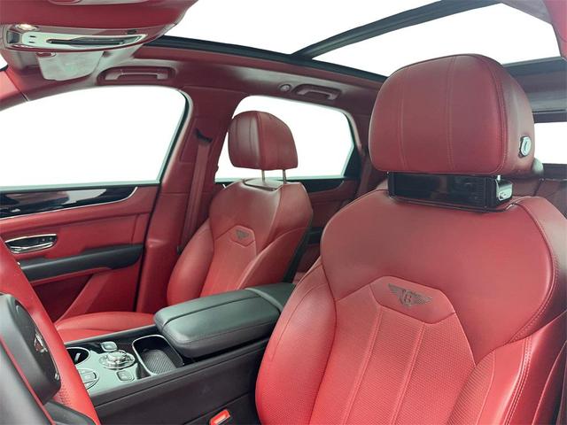 Photo of 2021 White Bentley Bentayga