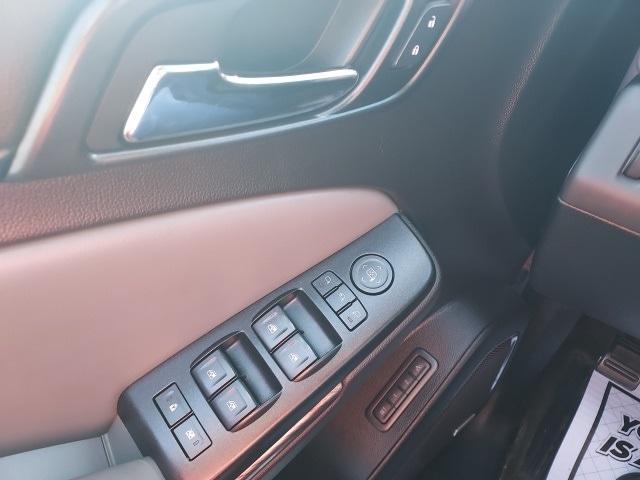 Photo of 2016 Silver Ice Metallic Chevrolet Suburban