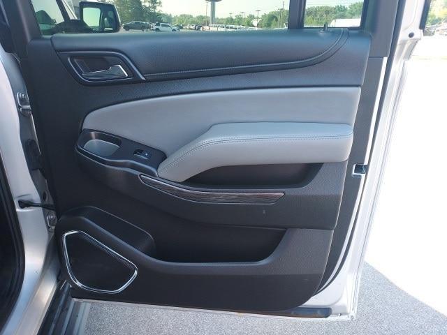 Photo of 2016 Silver Ice Metallic Chevrolet Suburban