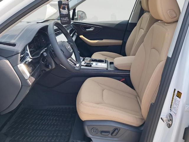 Photo of 2025 Glacier White Metallic Audi Q7