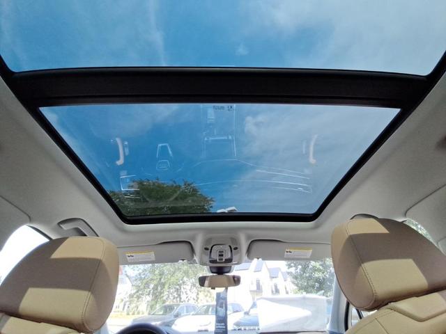 Photo of 2025 Glacier White Metallic Audi Q7