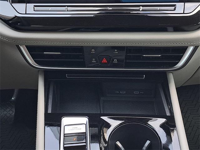 Photo of 2024 Pure White Volkswagen Atlas