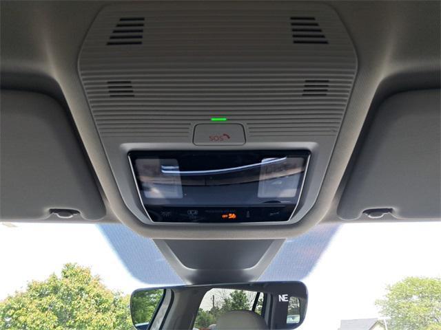 Photo of 2024 Pure White Volkswagen Atlas