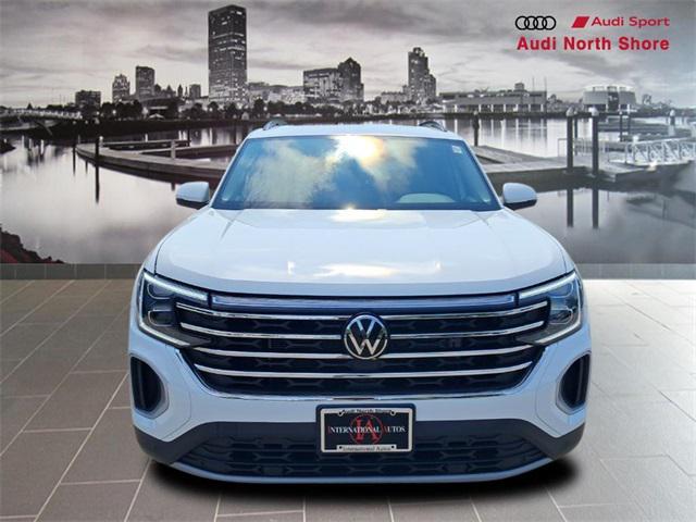 Photo of 2024 Pure White Volkswagen Atlas