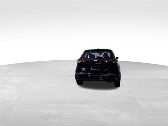 Photo of 2025 Super Black Nissan Kicks Play
