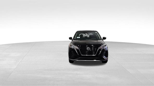 Photo of 2025 Super Black Nissan Kicks Play