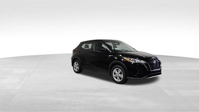 Photo of 2025 Super Black Nissan Kicks Play