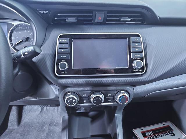 Photo of 2025 Super Black Nissan Kicks Play