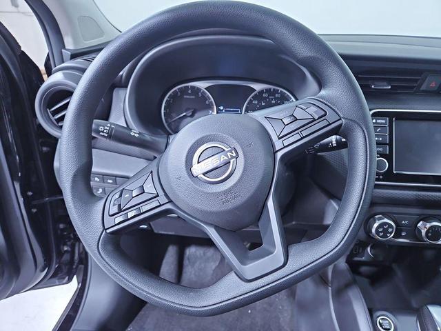 Photo of 2025 Super Black Nissan Kicks Play