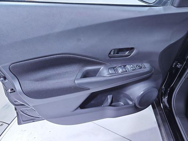 Photo of 2025 Super Black Nissan Kicks Play