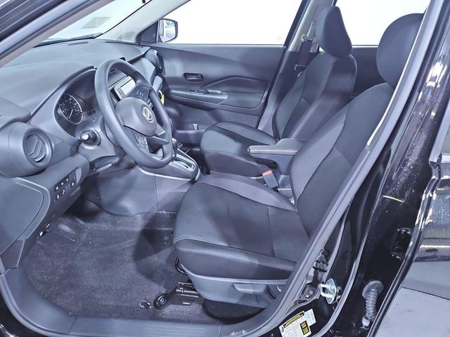 Photo of 2025 Super Black Nissan Kicks Play