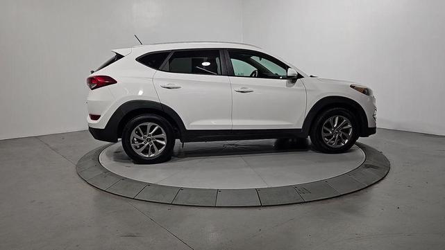 Photo of 2016 Dazzling White Hyundai TUCSON