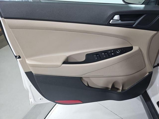 Photo of 2016 Dazzling White Hyundai TUCSON