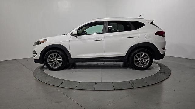Photo of 2016 Dazzling White Hyundai TUCSON