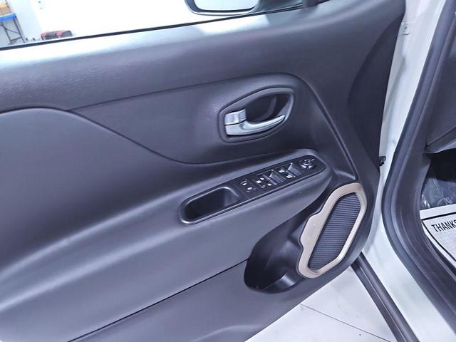 Photo of 2016 Alpine White Jeep Renegade