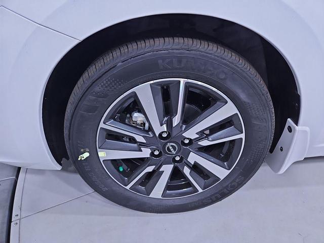 Photo of 2025 Cloud White Nissan Versa