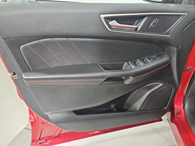 Photo of 2022 Rapid Red Metallic Tinted Clearcoat Ford Edge
