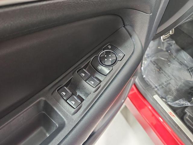 Photo of 2022 Rapid Red Metallic Tinted Clearcoat Ford Edge