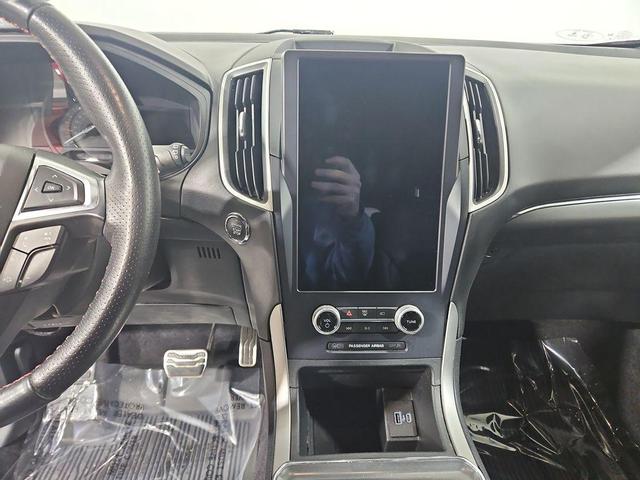 Photo of 2022 Rapid Red Metallic Tinted Clearcoat Ford Edge