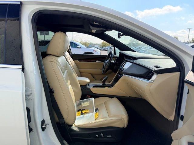 Photo of 2017 Crystal White Tricoat Cadillac XT5