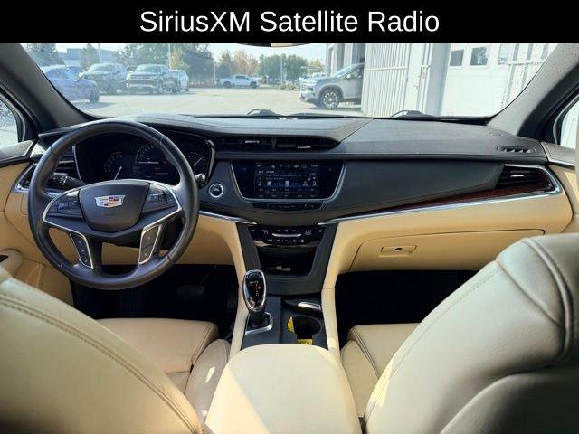 Photo of 2017 Crystal White Tricoat Cadillac XT5