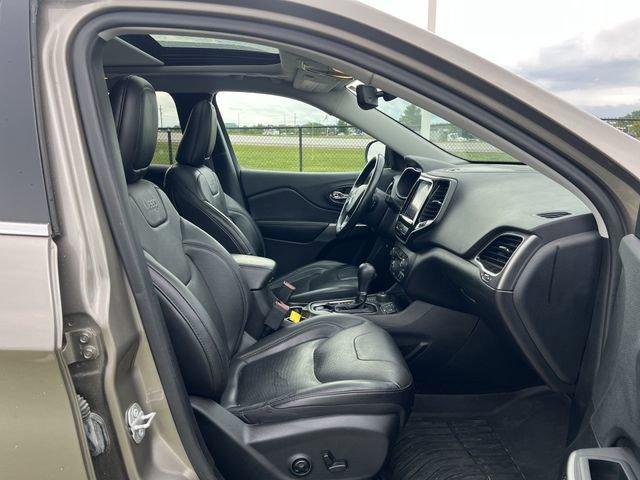 Photo of 2019 Light Brownstone Pearlcoat Jeep Cherokee