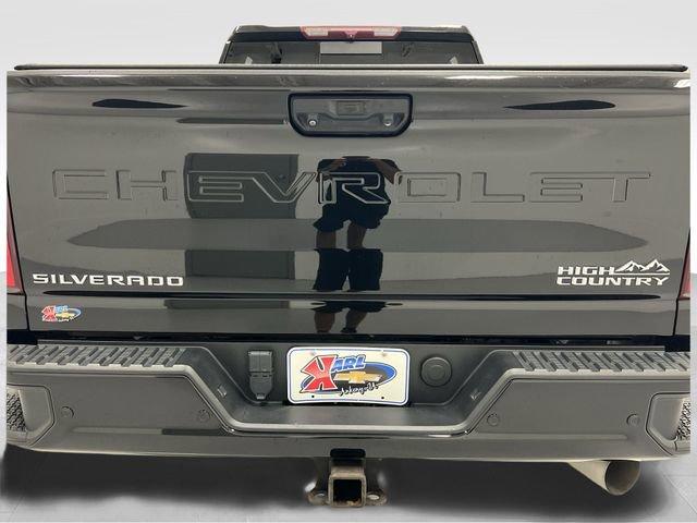 Photo of 2022 Mosaic Black Metallic Chevrolet Silverado 2500