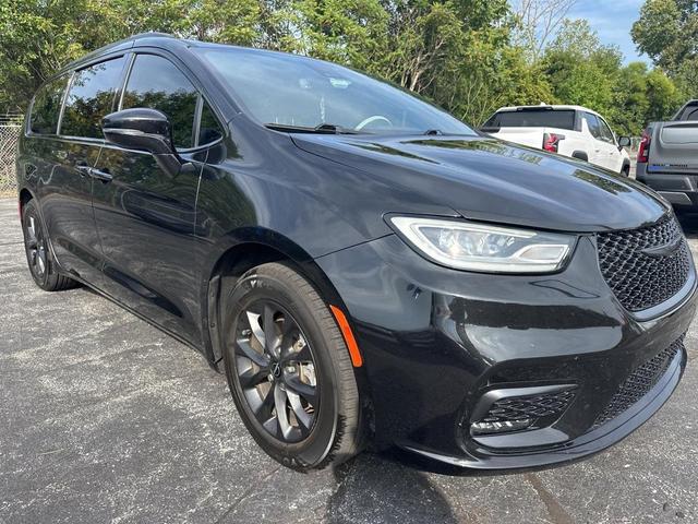 Photo of 2021 Brilliant Black Crystal Pearlcoat Chrysler Pacifica