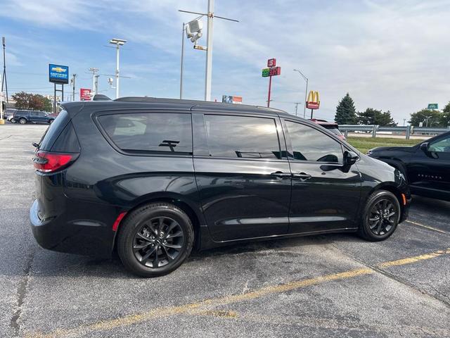Photo of 2021 Brilliant Black Crystal Pearlcoat Chrysler Pacifica