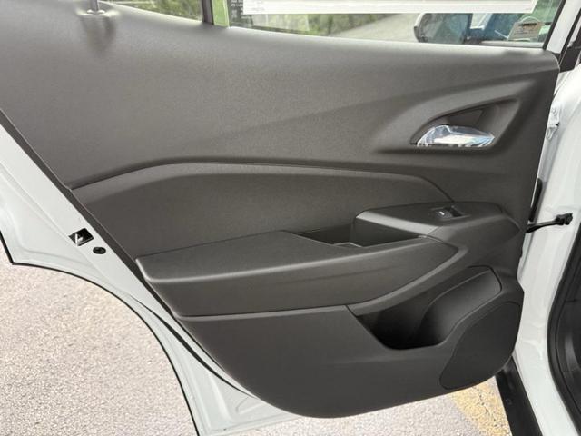 Photo of 2025 Summit White Chevrolet Trax