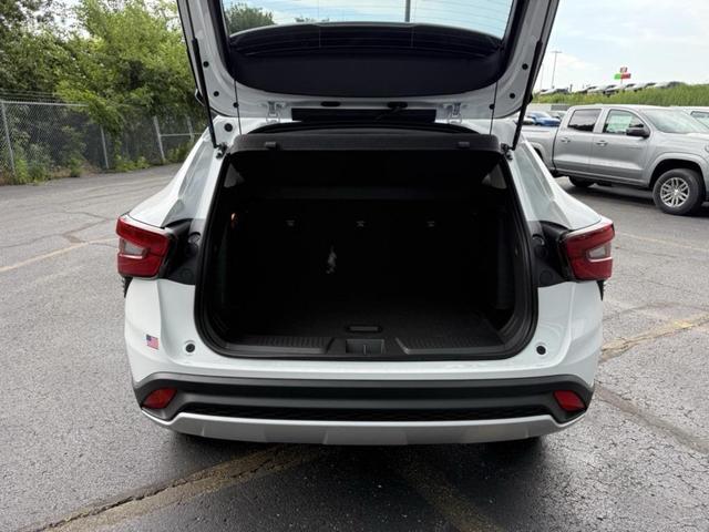 Photo of 2025 Summit White Chevrolet Trax