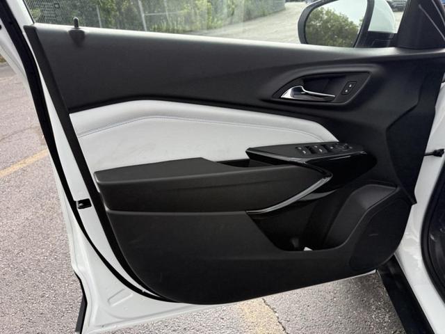Photo of 2025 Summit White Chevrolet Trax