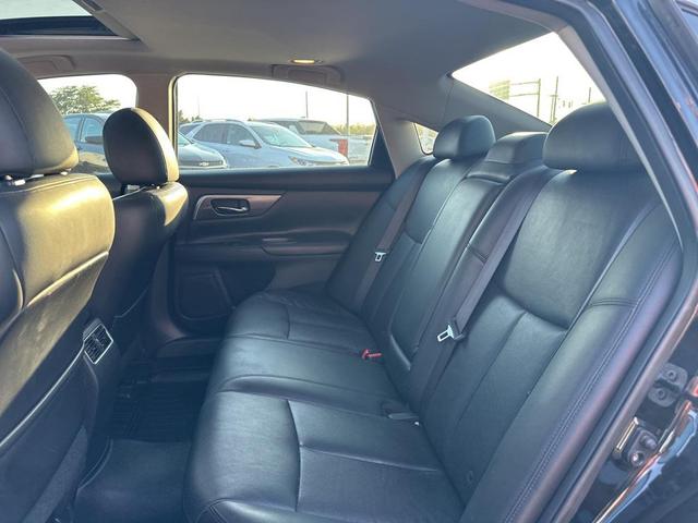 Photo of 2015 Super Black Clearcoat Nissan Altima