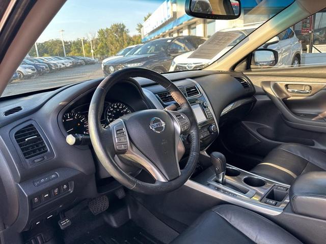 Photo of 2015 Super Black Clearcoat Nissan Altima