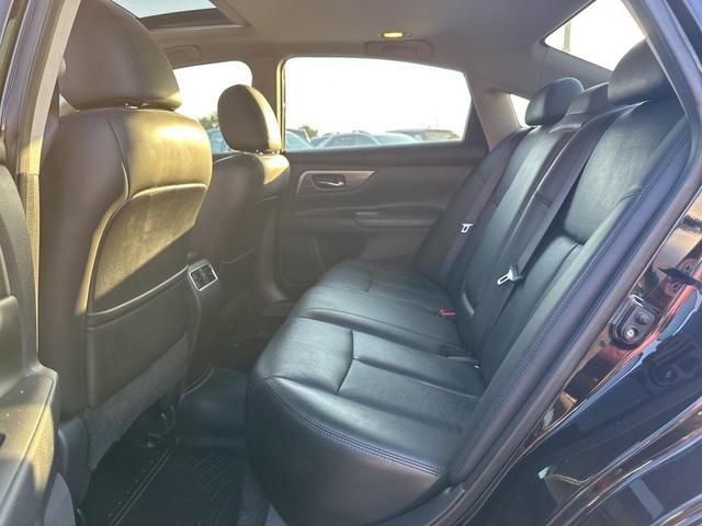 Photo of 2015 Super Black Clearcoat Nissan Altima