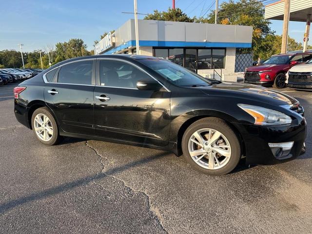 Photo of 2015 Super Black Clearcoat Nissan Altima