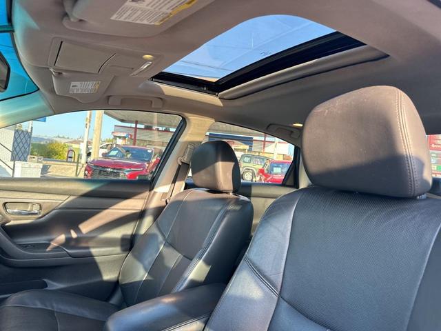 Photo of 2015 Super Black Clearcoat Nissan Altima