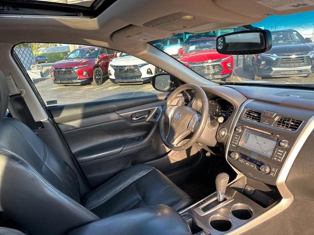 Photo of 2015 Super Black Clearcoat Nissan Altima