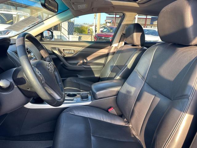 Photo of 2015 Super Black Clearcoat Nissan Altima