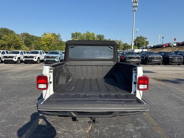 Photo of 2020 Bright White Clearcoat Jeep Gladiator