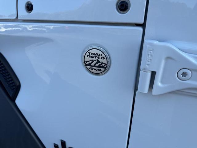 Photo of 2020 Bright White Clearcoat Jeep Gladiator