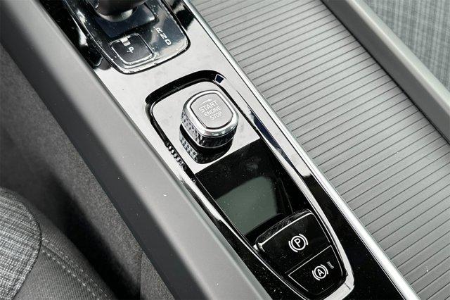 Photo of 2025 Bright Dusk Metallic Volvo XC60