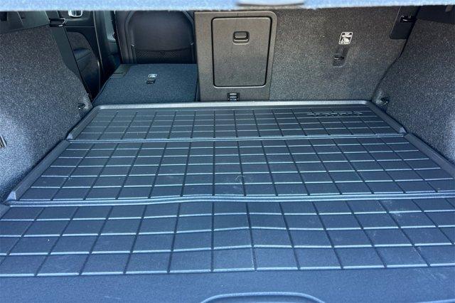 Photo of 2025 Onyx Black Metallic Volvo XC40