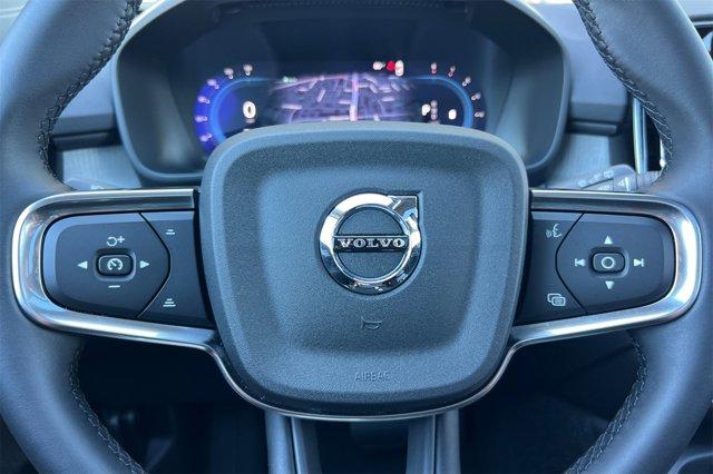 Photo of 2025 Onyx Black Metallic Volvo XC40