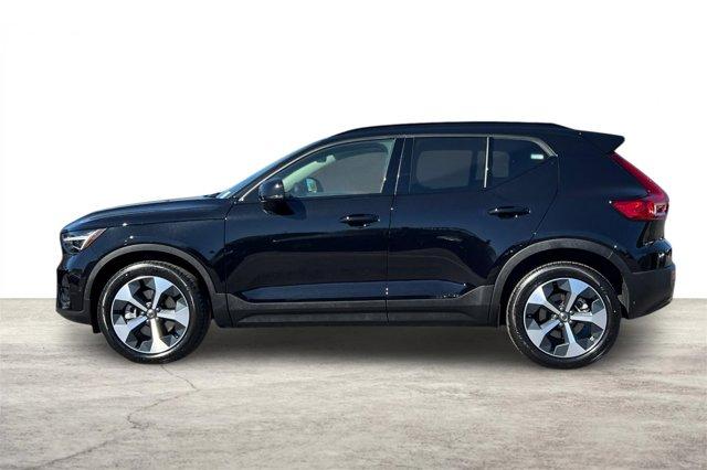 Photo of 2025 Onyx Black Metallic Volvo XC40