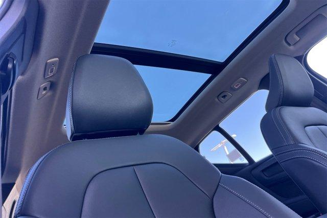 Photo of 2025 Onyx Black Metallic Volvo XC40